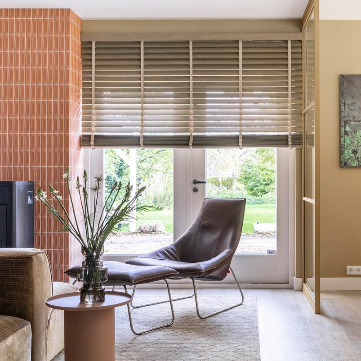 Elektrische houten jaloezieen zandkleur vtwonen Sint-Pancras woonkamer
