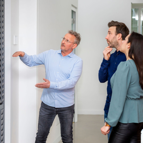 Shutters op rail showroom JASNO