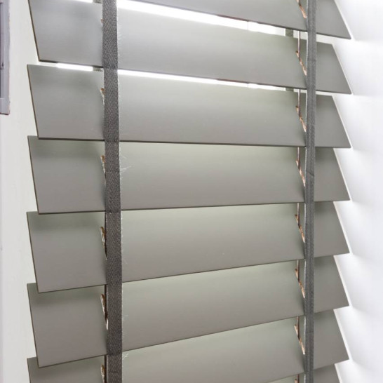 Houten jaloezieën in de woonkamer - JASNO