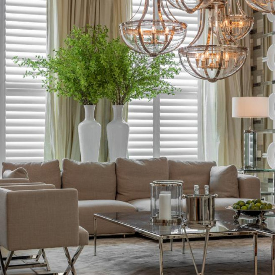 witte shutters woonkamer zithoek eichholtz blog impressie